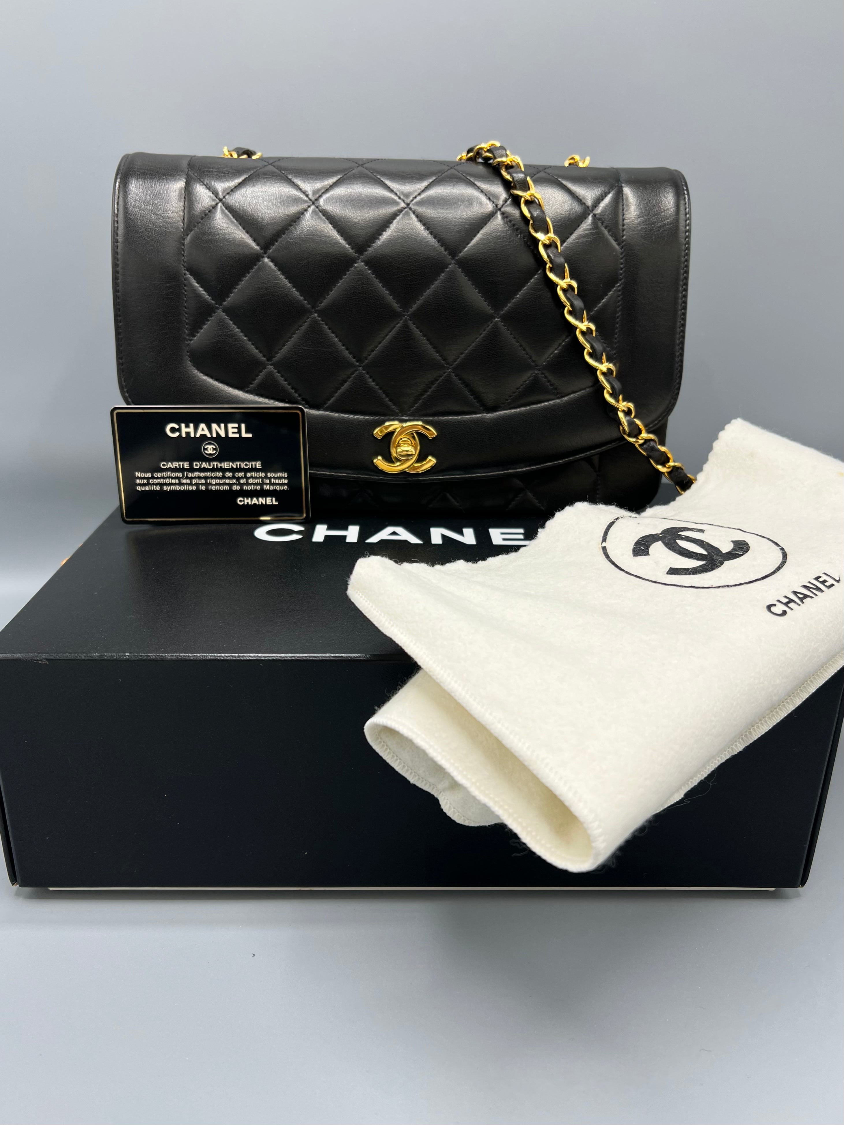 Pre-loved Chanel Diana 25